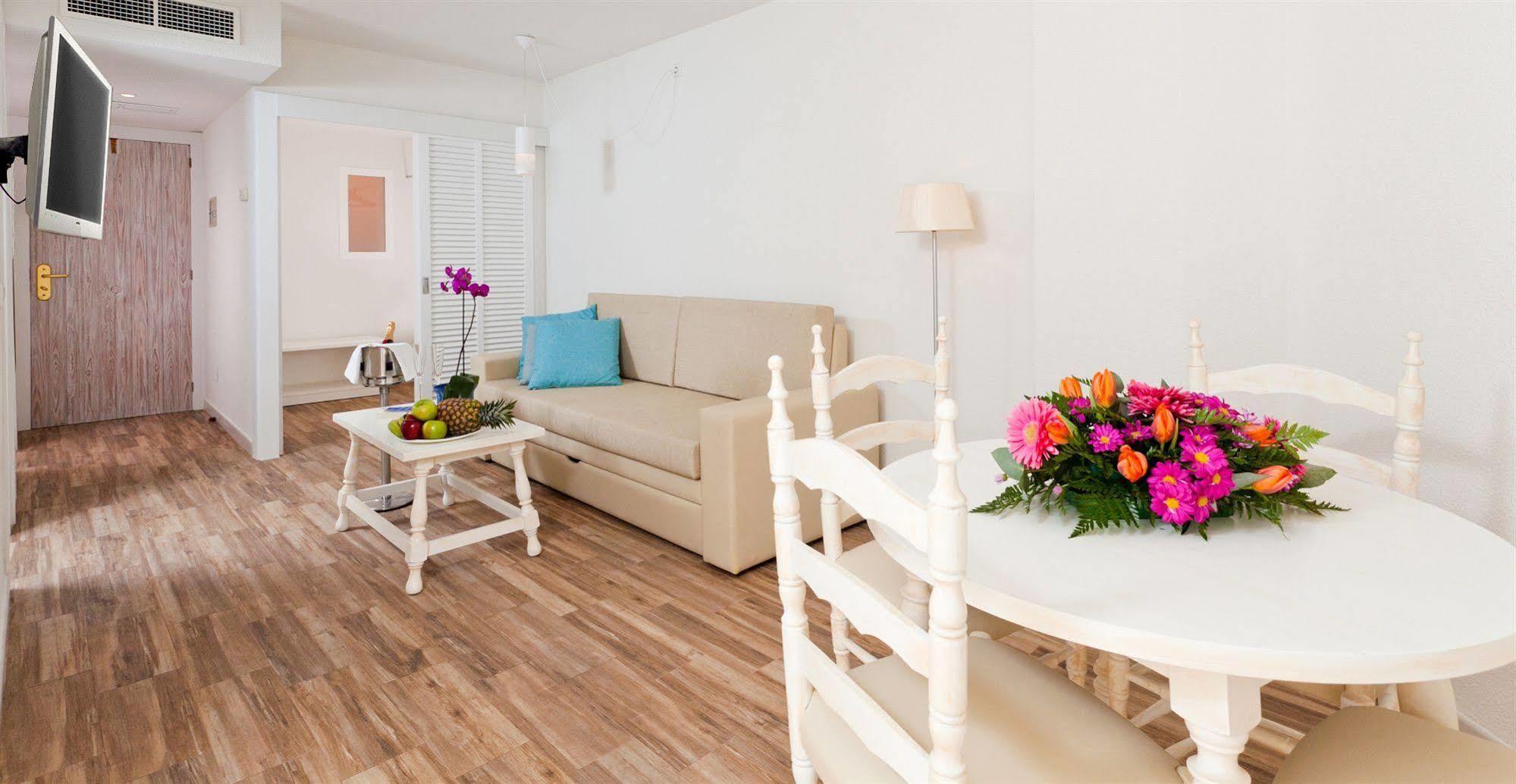Fergus Style Cala Blanca Suites Санта-Понса Номер фото